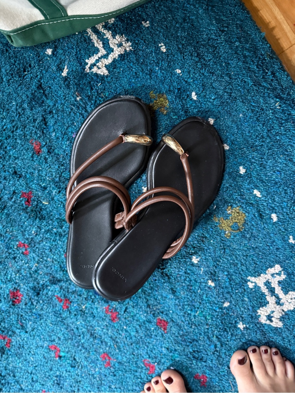Vince lucila tubular toe ring Brown Strap Black Footbed Women's Sandals